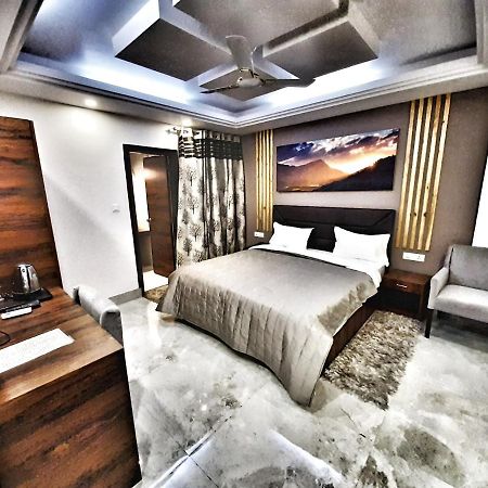 Hotel Aerocity Purple Orchid New Delhi Exteriör bild