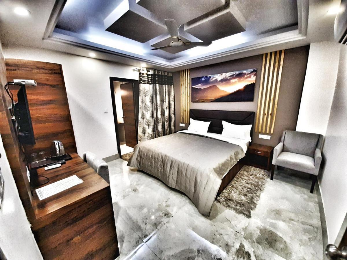 Hotel Aerocity Purple Orchid New Delhi Exteriör bild