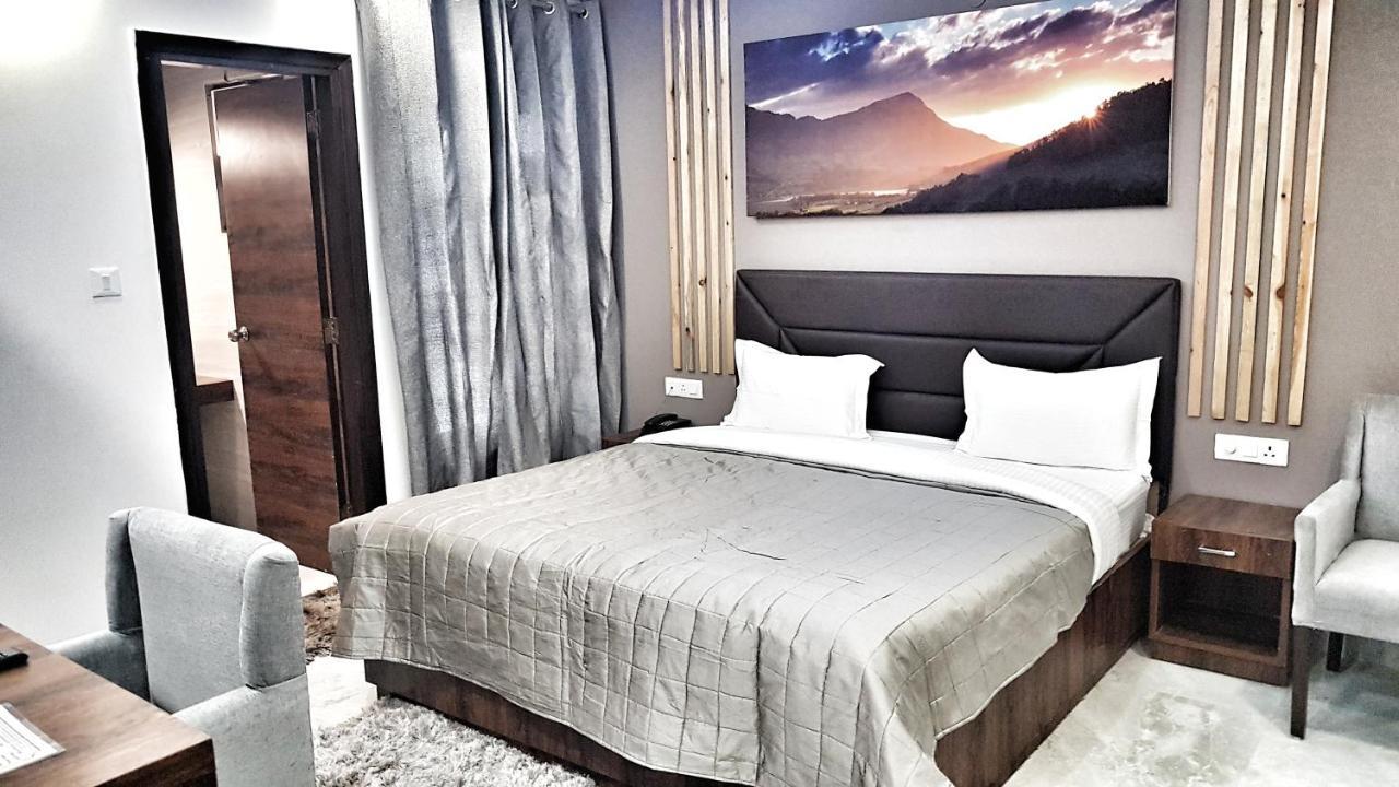 Hotel Aerocity Purple Orchid New Delhi Exteriör bild