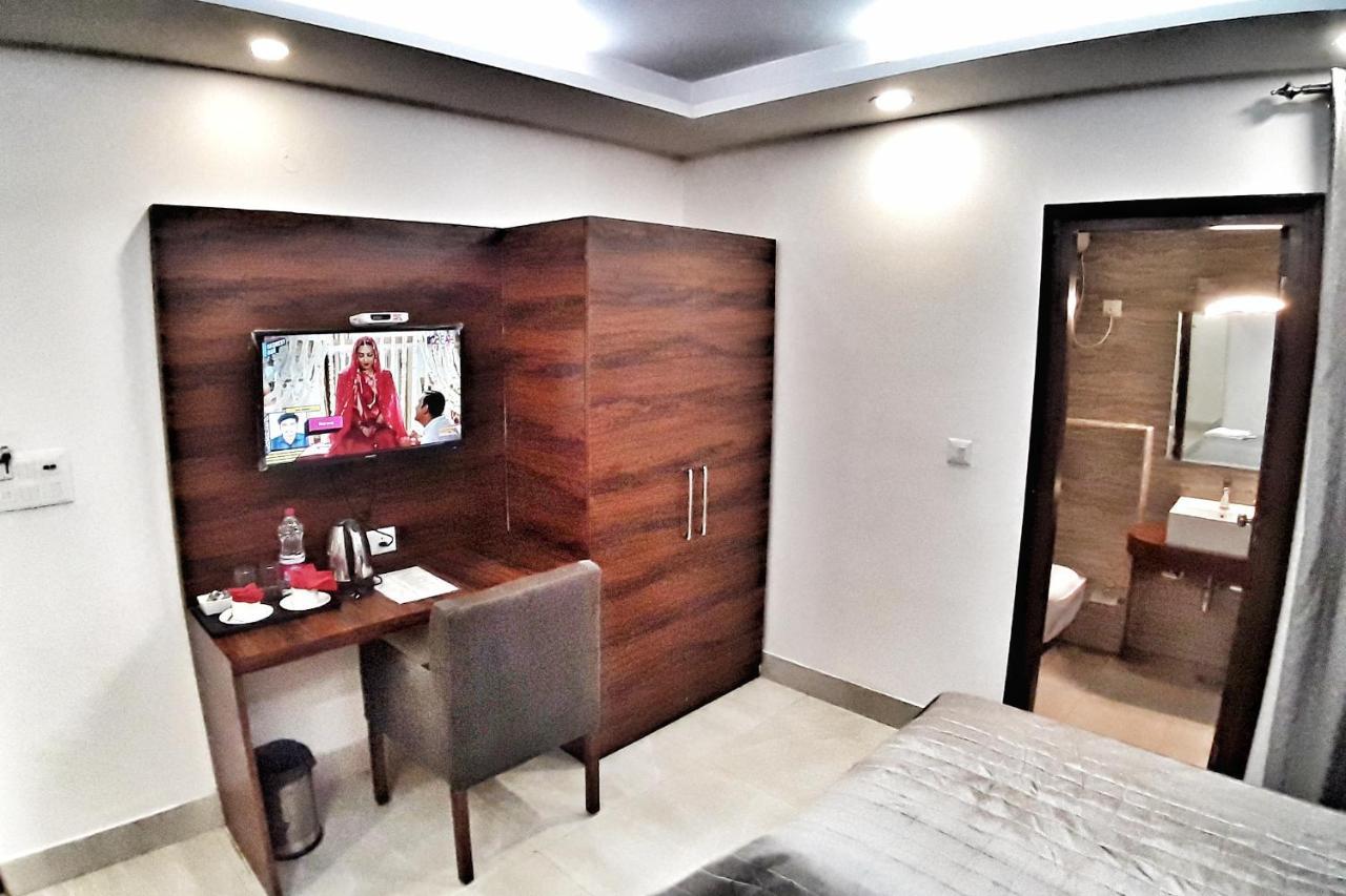 Hotel Aerocity Purple Orchid New Delhi Exteriör bild